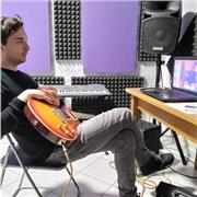Insegnate di chitarra e basso